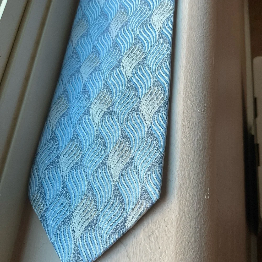 Bruno Piatelli Men Silk Powder Blue Gray Hip Dapper Wavy Pattern  X-Long Tie